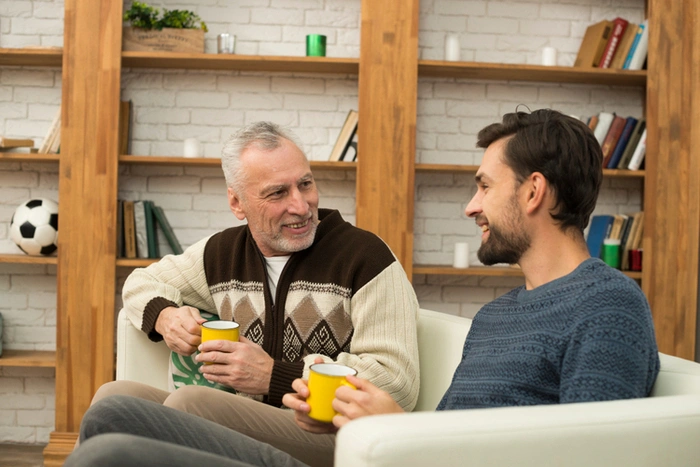 Persona mayor y familiares conversando