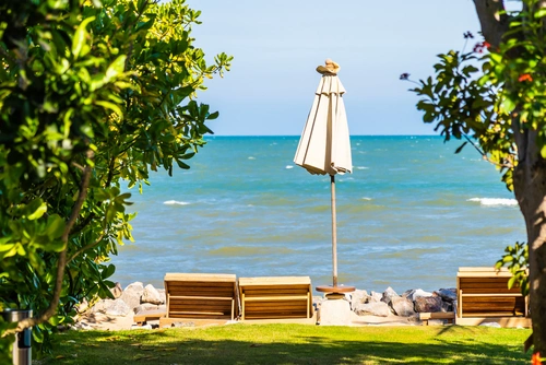 Zona exterior tranquila junto al mar