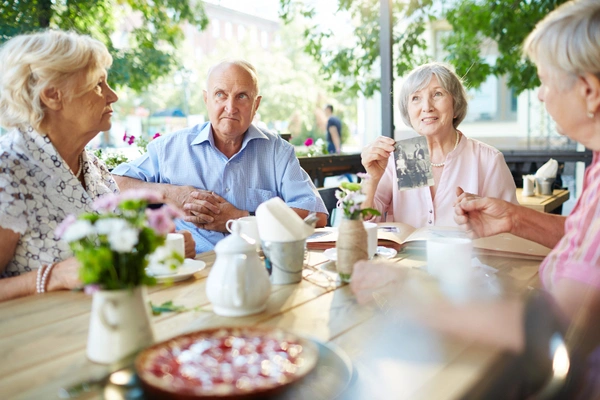 Personas mayores compartiendo una actividad de mesa